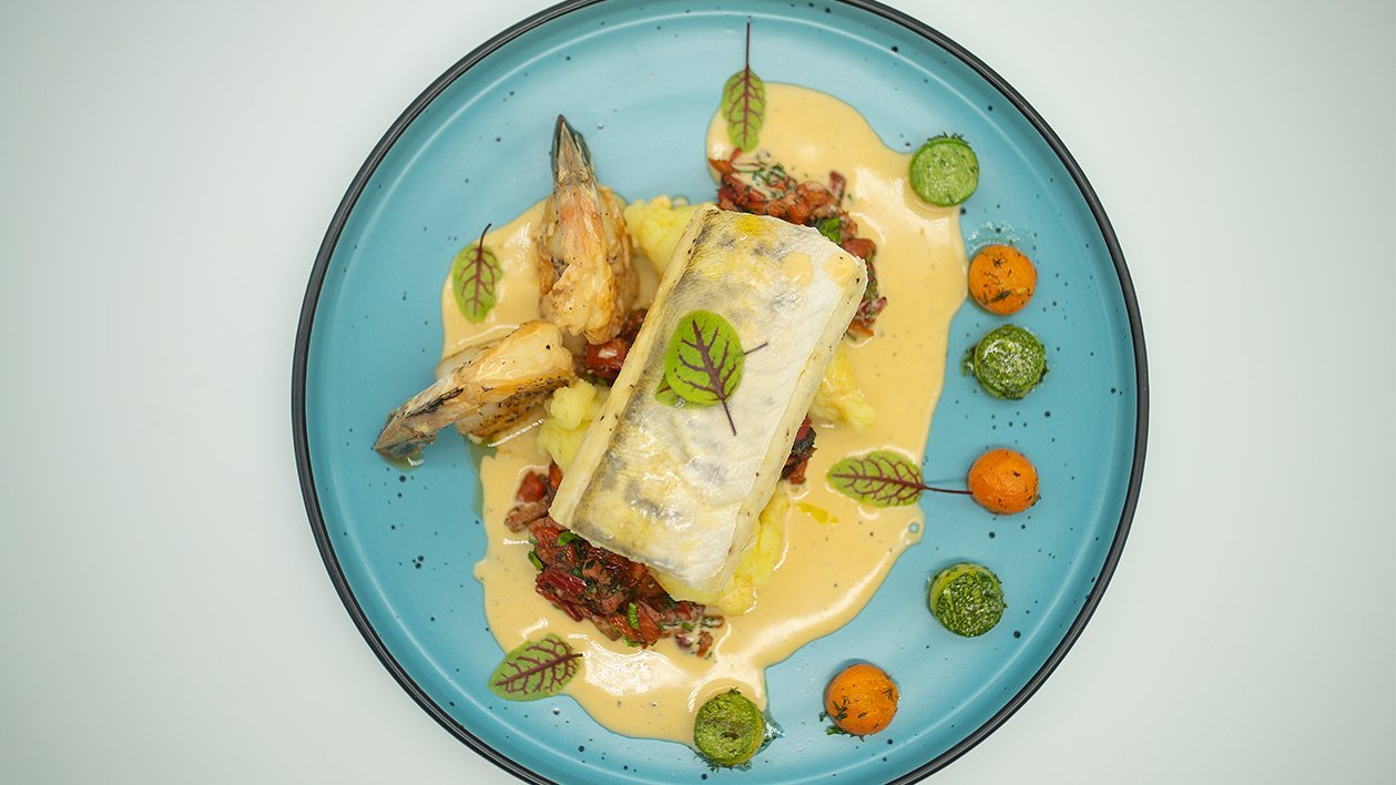 Balotina de salau, piure de cartofi cu ardei copti si bacon, legume noisettes cu ierburi, sos crema de crustacee cu mustar Balotina de salau, piure de cartofi cu ardei copti si bacon, legume noisettes cu ierburi, sos crema de crustacee cu mustar