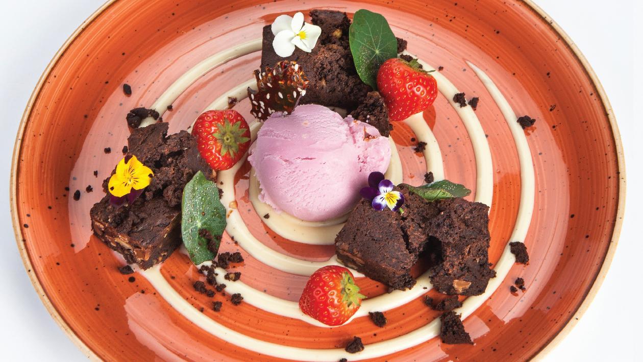 Brownies cu nuca, crema de vanilie si inghetata de capsuni Brownies cu nuca, crema de vanilie si inghetata de capsuni