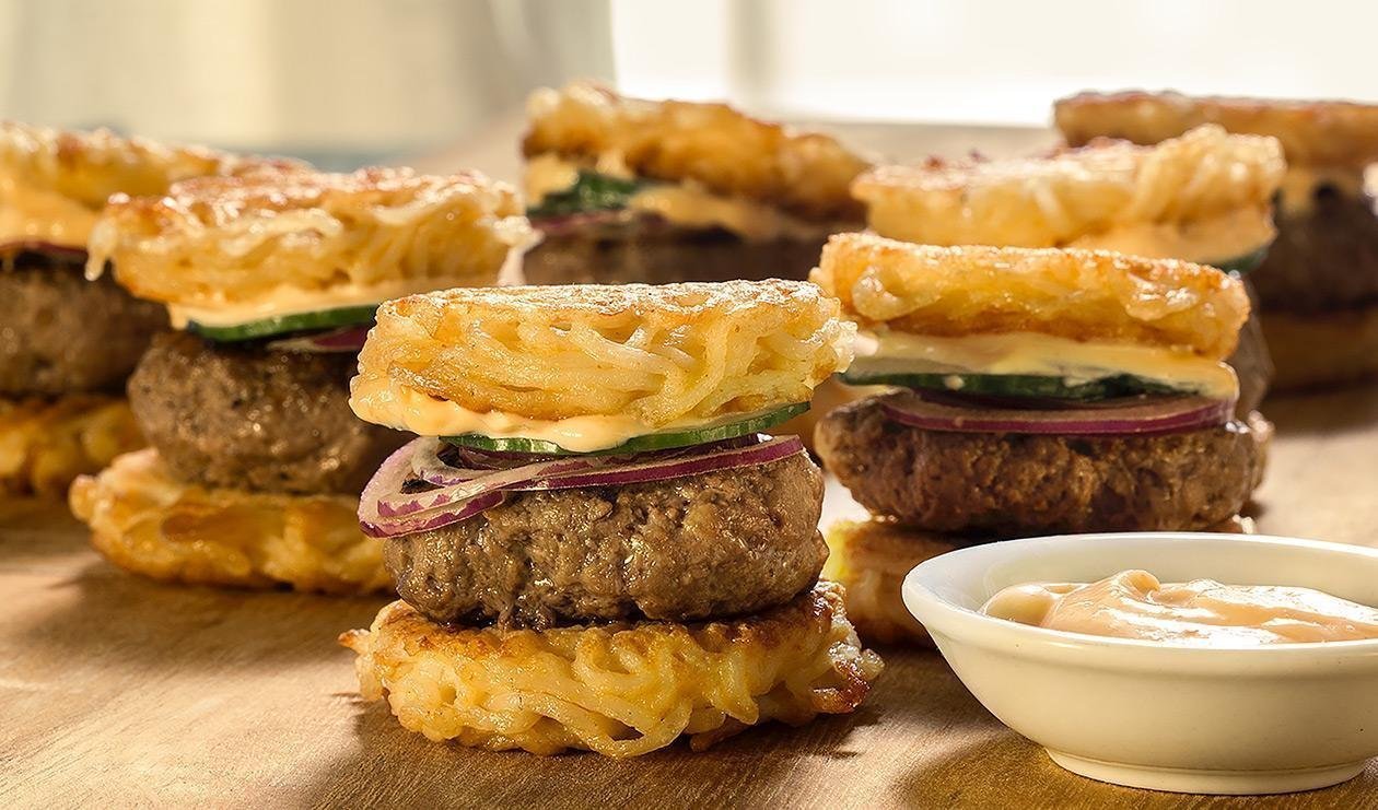Burger cu sos Salsa iute, ramen si maioneza picanta Burger cu sos Salsa iute, ramen si maioneza picanta