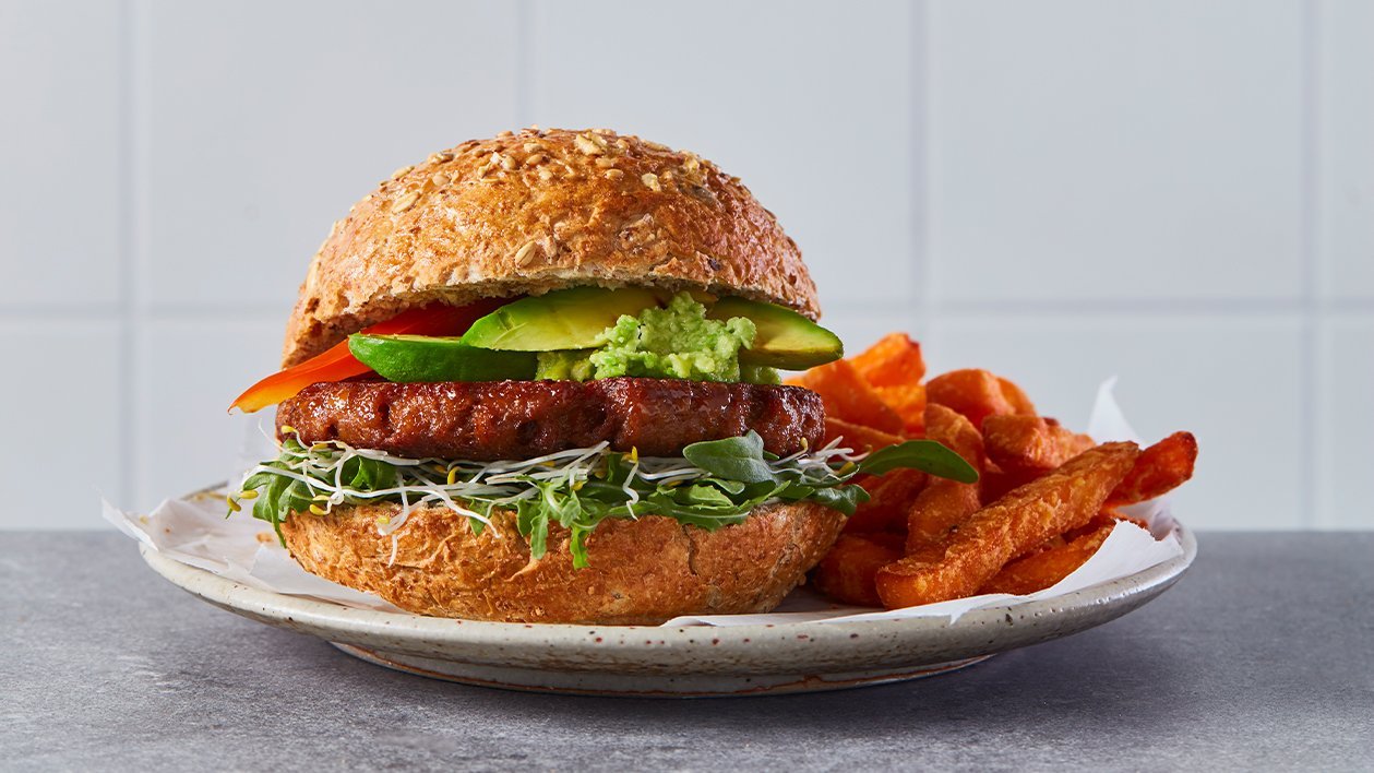 Burger vegan cu avocado si cartofi dulci prajiti Burger vegan cu avocado si cartofi dulci prajiti