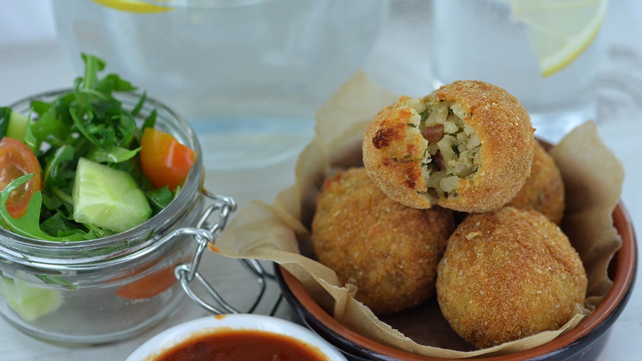 Chiftelute-aperitiv de inspiratie siciliana: arancini cu orez in stil Carbonara Chiftelute-aperitiv de inspiratie siciliana: arancini cu orez in stil Carbonara