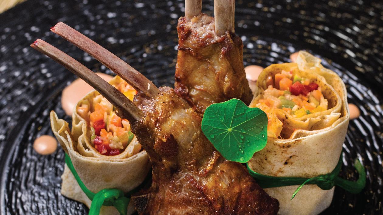 Cotlete de miel, cu wrap de legume marinate in vinegreta fructul pasiunii si sos picant Cotlete de miel, cu wrap de legume marinate in vinegreta fructul pasiunii si sos picant