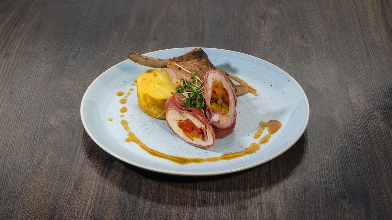 Duo rulou de pui invelit in jambon si cotlet de porc la gratar Duo rulou de pui invelit in jambon si cotlet de porc la gratar