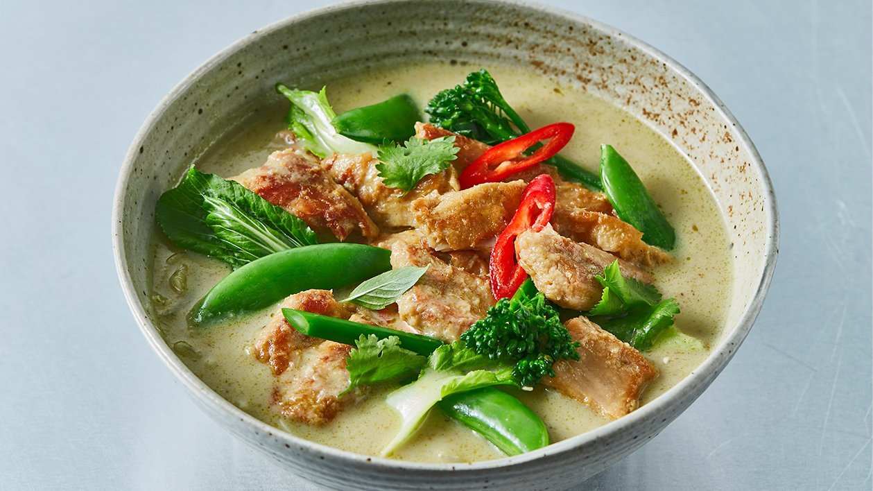 Fasii NoChicken cu curry verde in stil thai Fasii NoChicken cu curry verde in stil thai