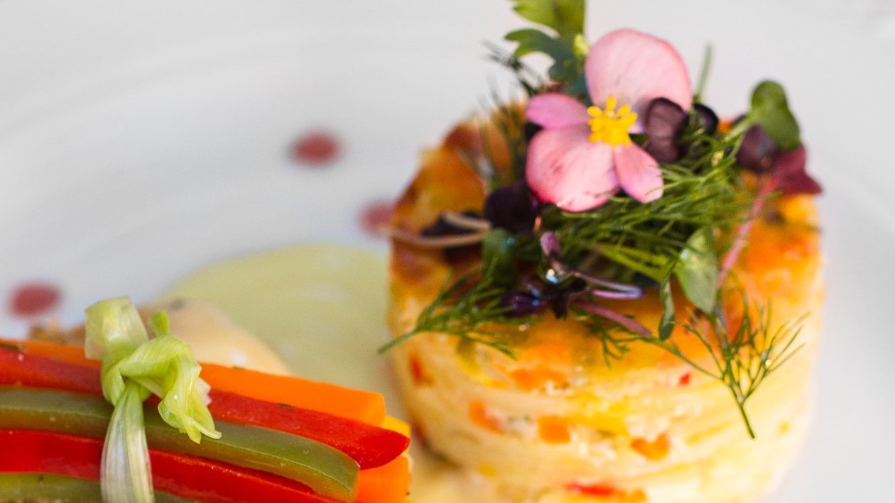 File salau in crusta de alune si sos de lamaie cu unt, cartofi gratinati alaturi de legume provence File salau in crusta de alune si sos de lamaie cu unt, cartofi gratinati alaturi de legume provence