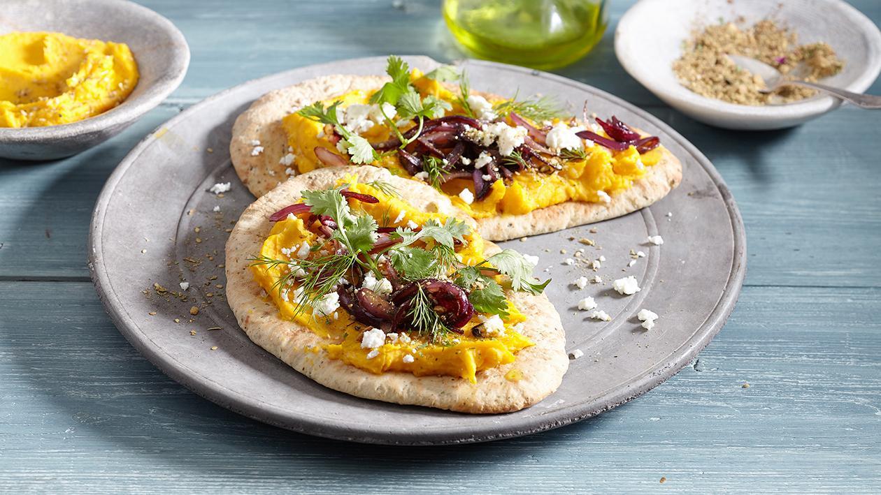 Lipie cu humus de dovleac, za’tar si confit de ceapa Lipie cu humus de dovleac, za’tar si confit de ceapa