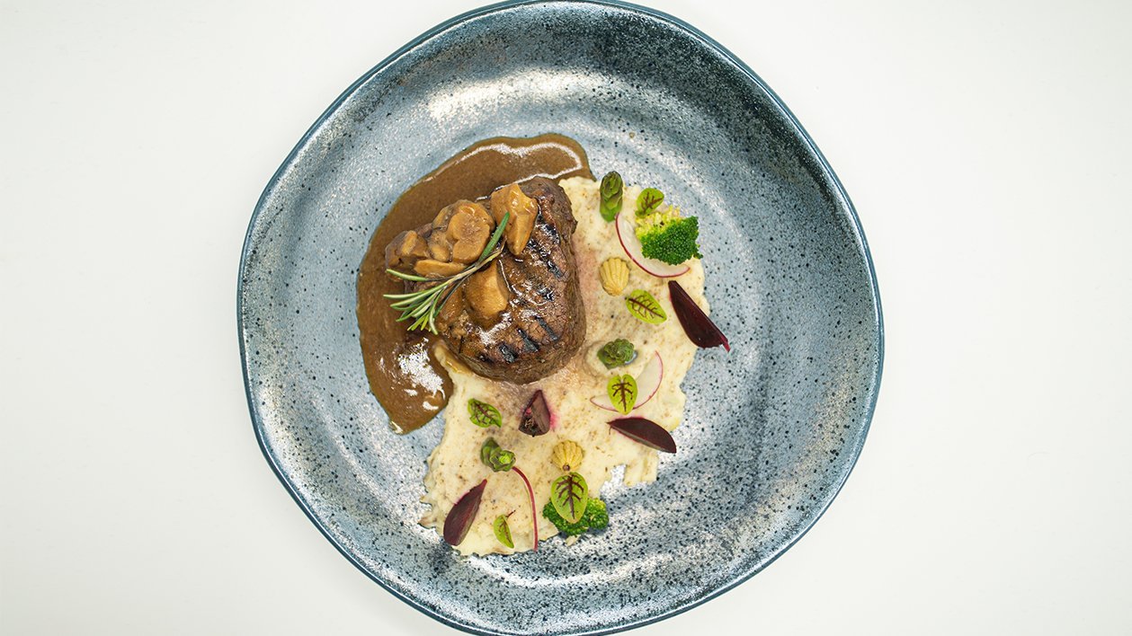 Modern tenderloin con porcini (muschi de vita cu hribi) Modern tenderloin con porcini (muschi de vita cu hribi)