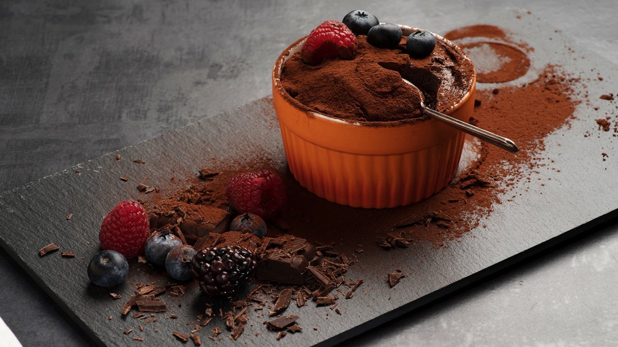 Mousse de ciocolata cu fulgi de chili si sare neagra Mousse de ciocolata cu fulgi de chili si sare neagra