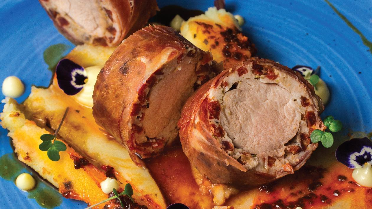 Muschiulet de porc cu chorizo si piure de cartofi cu pesto rosu Muschiulet de porc cu chorizo si piure de cartofi cu pesto rosu