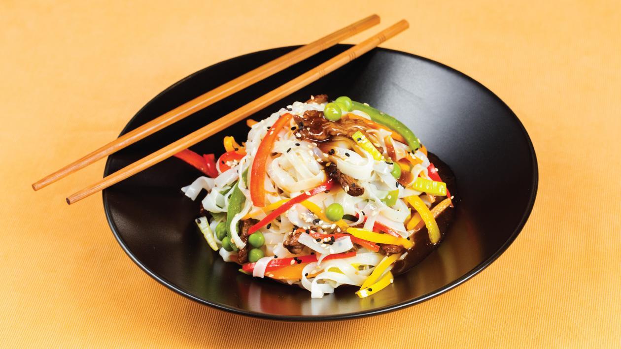 Noodles la wok asezonati cu supa clara de vita Noodles la wok asezonati cu supa clara de vita