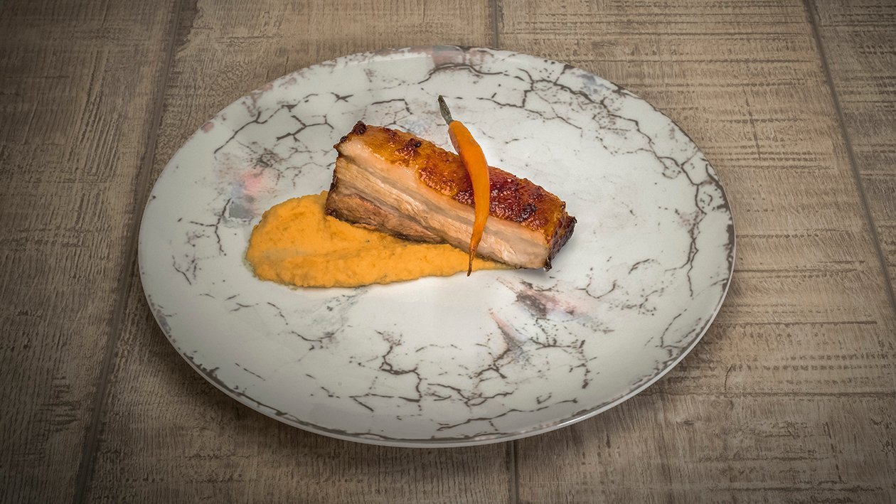Piept de porc la cuptor cu piure de morcovi infuzat cu anason si morcovi tineri caramelizati cu reductie de otet balsamic Piept de porc la cuptor cu piure de morcovi infuzat cu anason si morcovi tineri caramelizati cu reductie de otet balsamic