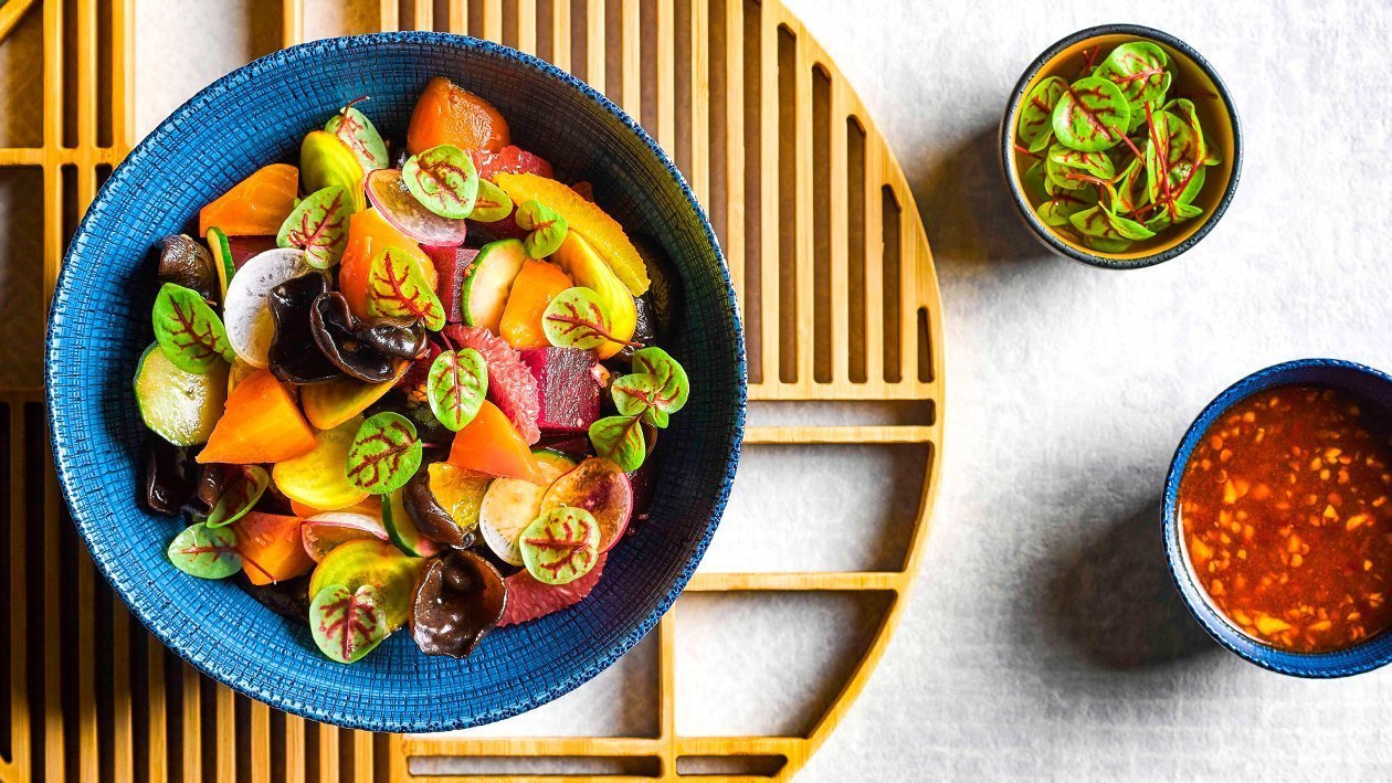 Salata cu sfecla rosie, ciuperci negre si dressing asiatic Salata cu sfecla rosie, ciuperci negre si dressing asiatic