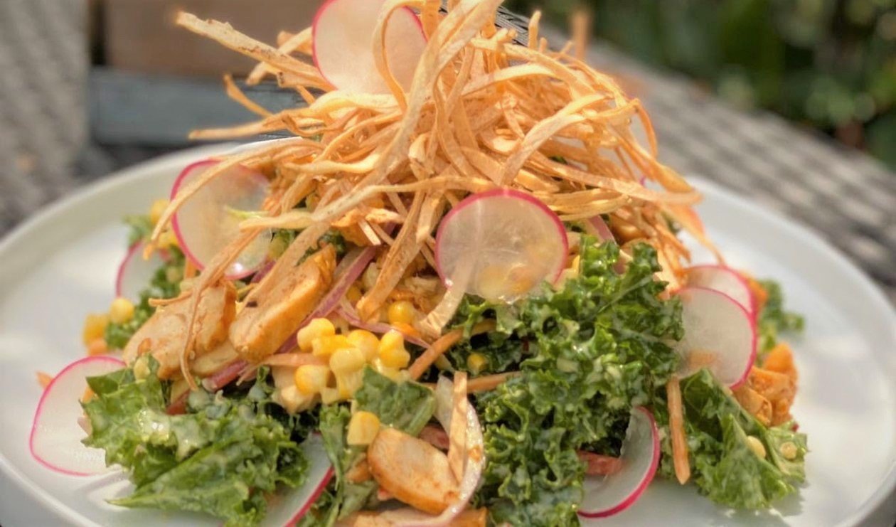 Salata de pui cu kale Salata de pui cu kale