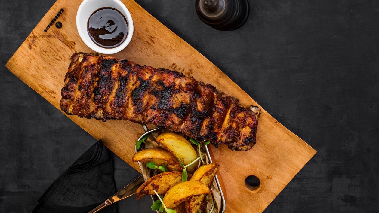 Scarita de porc cu sos de barbeque si cartofi parfumati cu usturoi si cimbru Scarita de porc cu sos de barbeque si cartofi parfumati cu usturoi si cimbru