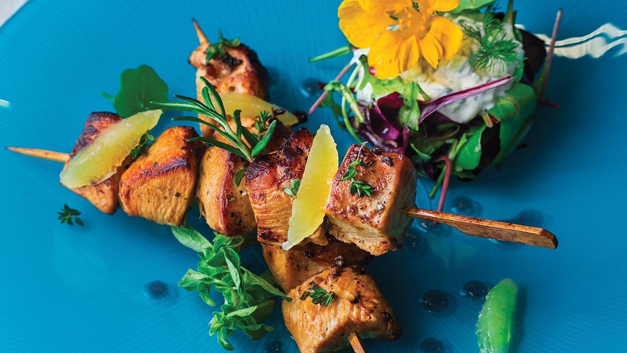 Souvlaki de pui cu tzatziki cu zucchini Souvlaki de pui cu tzatziki cu zucchini