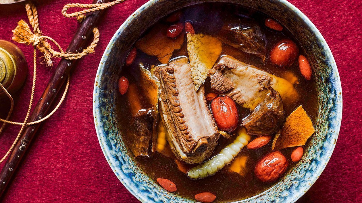 Supa de coasta de porc, usturoi negru si curmale rosii Supa de coasta de porc, usturoi negru si curmale rosii