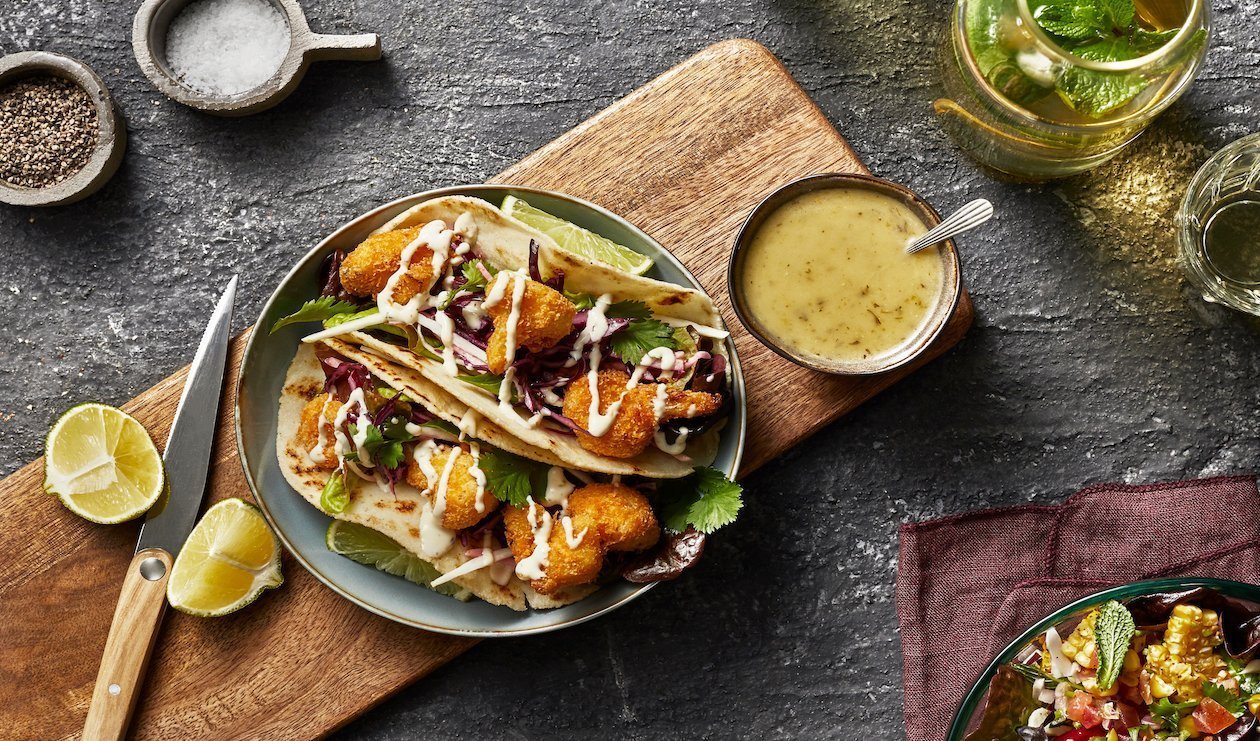 Taco vegan cu conopida prajita, salata de mango verde si sos picant Taco vegan cu conopida prajita, salata de mango verde si sos picant