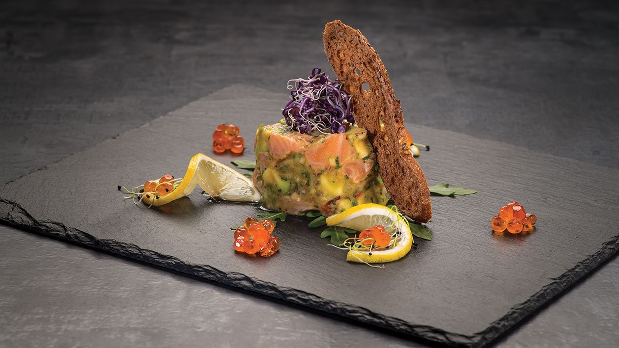 Tartar cu somon si avocado cu sos de stridii Tartar cu somon si avocado cu sos de stridii