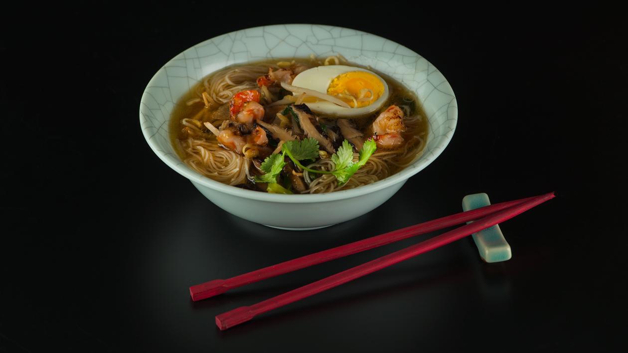 Рисовая лапша с мясом и креветками Рисовая лапша с мясом и креветками