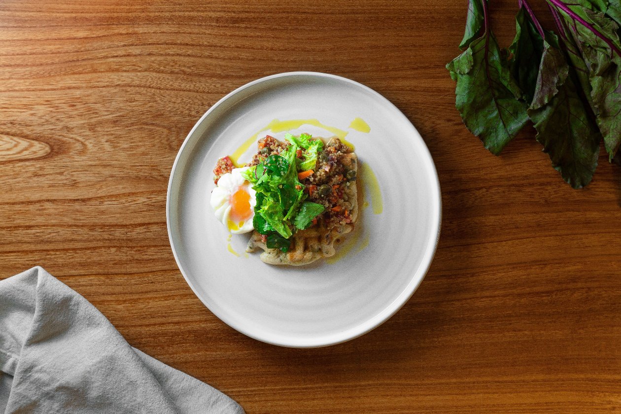 Вафли из свеклы с Яйцом пашот и киноа с овощами Вафли из свеклы с Яйцом пашот и киноа с овощами