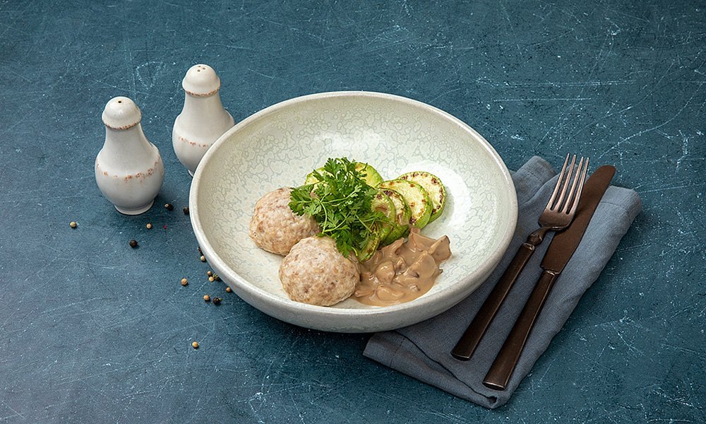 Паровые котлеты из индейки с грибным соусом и кабачками Паровые котлеты из индейки с грибным соусом и кабачками