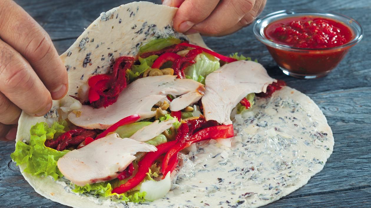 Ролл с вялеными томатами и куриной грудкой Ролл с вялеными томатами и куриной грудкой