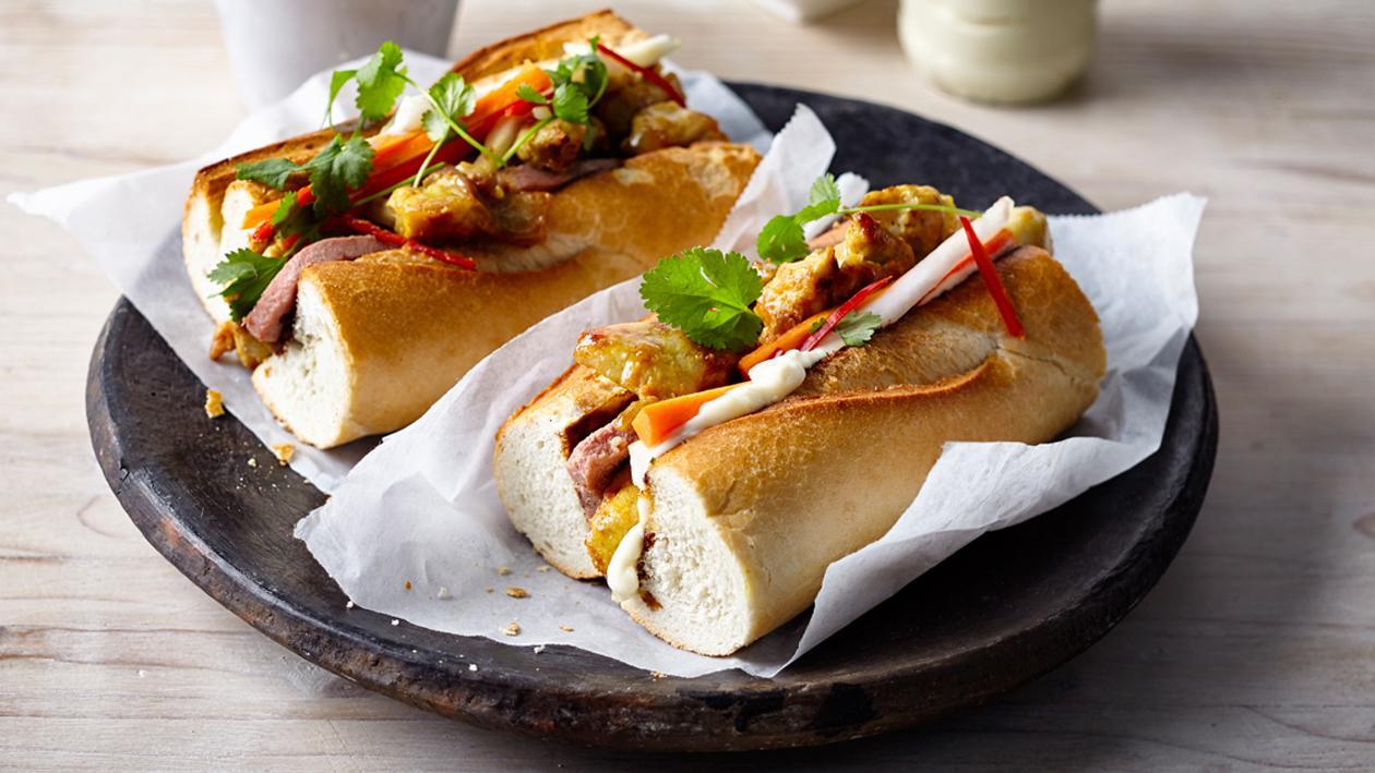 Сендвич с паштетом, курицей и маринованными овощами Сендвич с паштетом, курицей и маринованными овощами