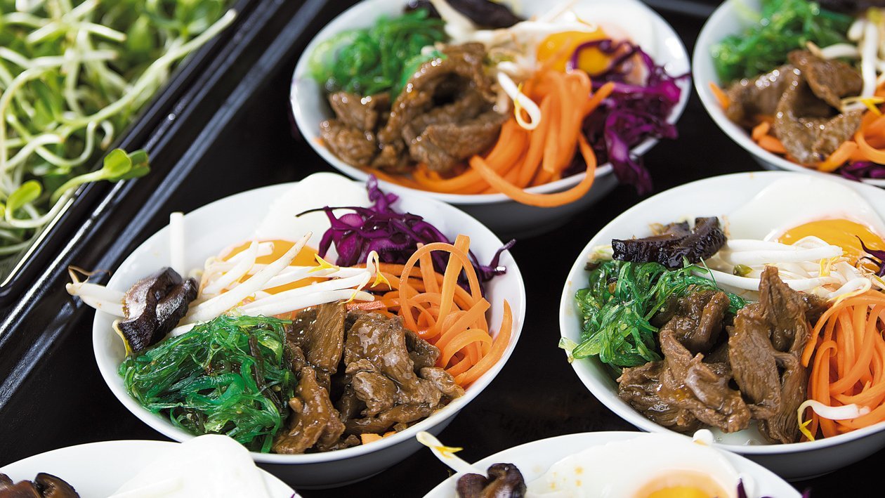 Bibimbap – hovädzie mäso na kórejský spôsob so zeleninou a s vajcom Bibimbap – hovädzie mäso na kórejský spôsob so zeleninou a s vajcom