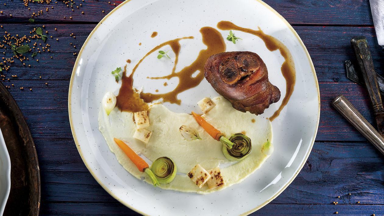 Bravčové koleno sous-vide pripravené po bavorsky so zemiakovo-špargľovou kašou Bravčové koleno sous-vide pripravené po bavorsky so zemiakovo-špargľovou kašou