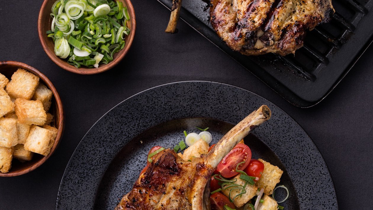 Bravčové rebierko s Panzanella šalátom Bravčové rebierko s Panzanella šalátom