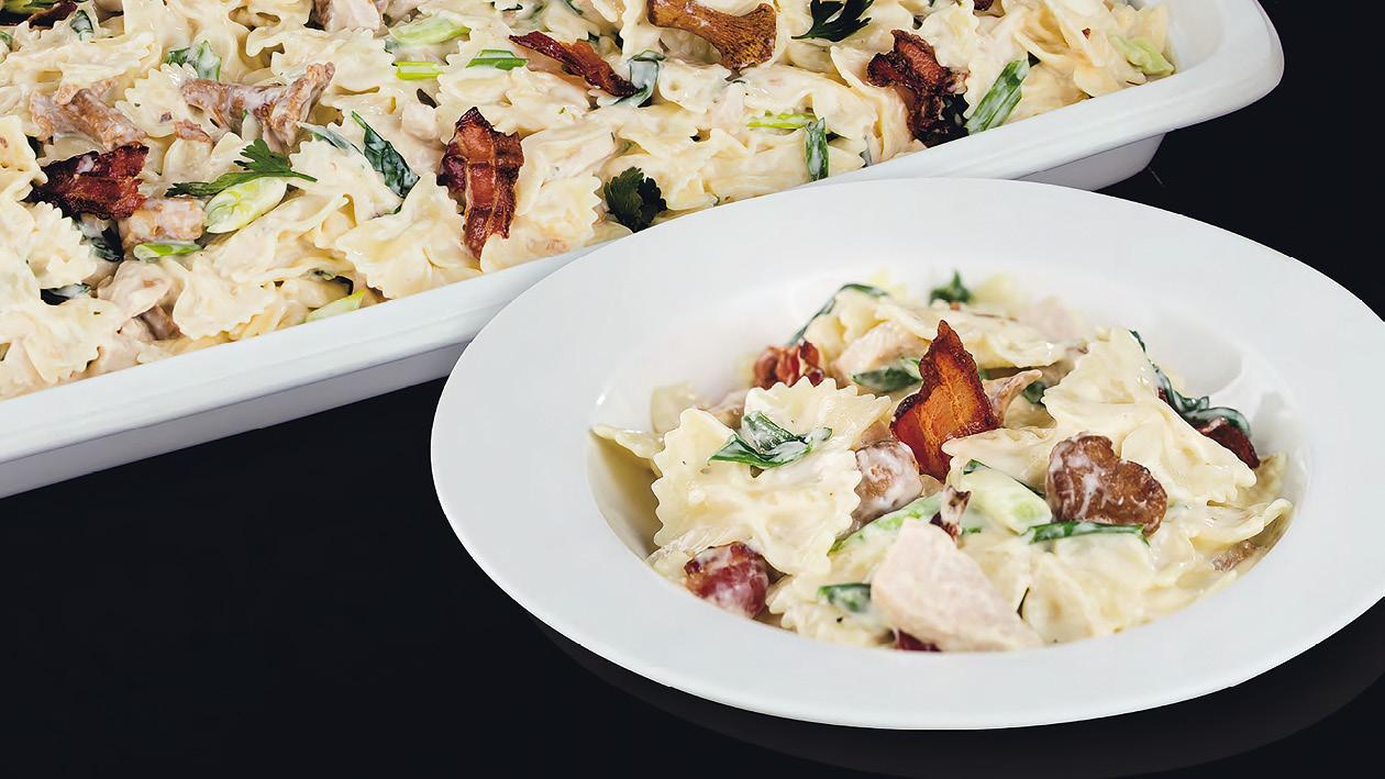 Cestoviny farfalle v krémovej omáčke s kuraťom, anglickou slaninou a kuriatkami Cestoviny farfalle v krémovej omáčke s kuraťom, anglickou slaninou a kuriatkami
