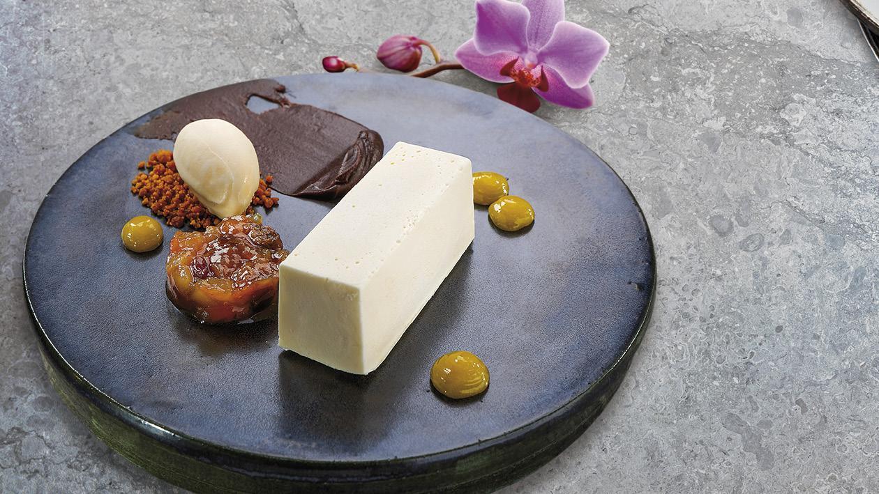 Cheesecake podávaný so zaváraninou, polevou ganache a chalvovou zmrzlinou Cheesecake podávaný so zaváraninou, polevou ganache a chalvovou zmrzlinou