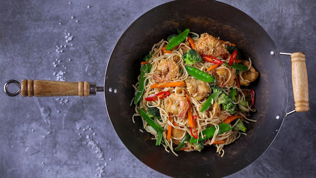 Chow mein – vyprážané cestoviny s kuracím mäsom a krevetami Chow mein – vyprážané cestoviny s kuracím mäsom a krevetami
