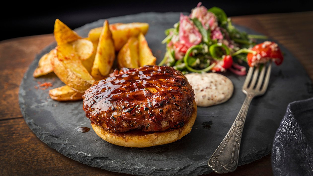 Grilovaný burger so šalátom z bulguru a kyslou cibuľkou Grilovaný burger so šalátom z bulguru a kyslou cibuľkou