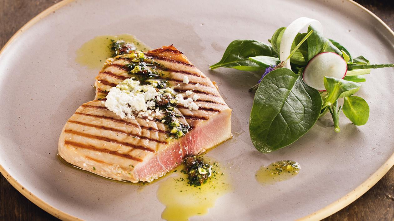 Grilovaný mečún so zálievkou vinaigrette a šalátovou kyticou Grilovaný mečún so zálievkou vinaigrette a šalátovou kyticou