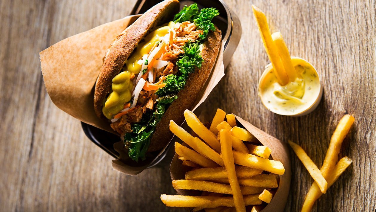 Hamburger z pečeného králika (alebo kuraťa) s redkvičkovým šalátom Hamburger z pečeného králika (alebo kuraťa) s redkvičkovým šalátom