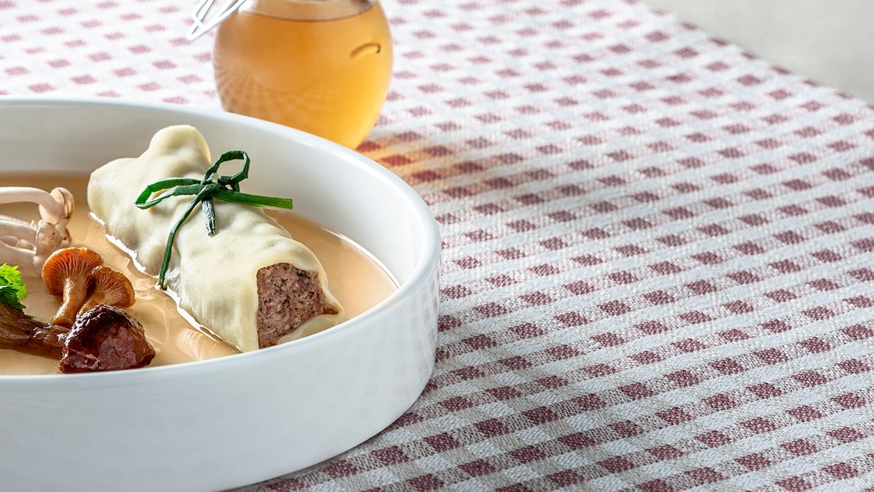 Hubový vývar s plneným zverinovým cannelloni Hubový vývar s plneným zverinovým cannelloni