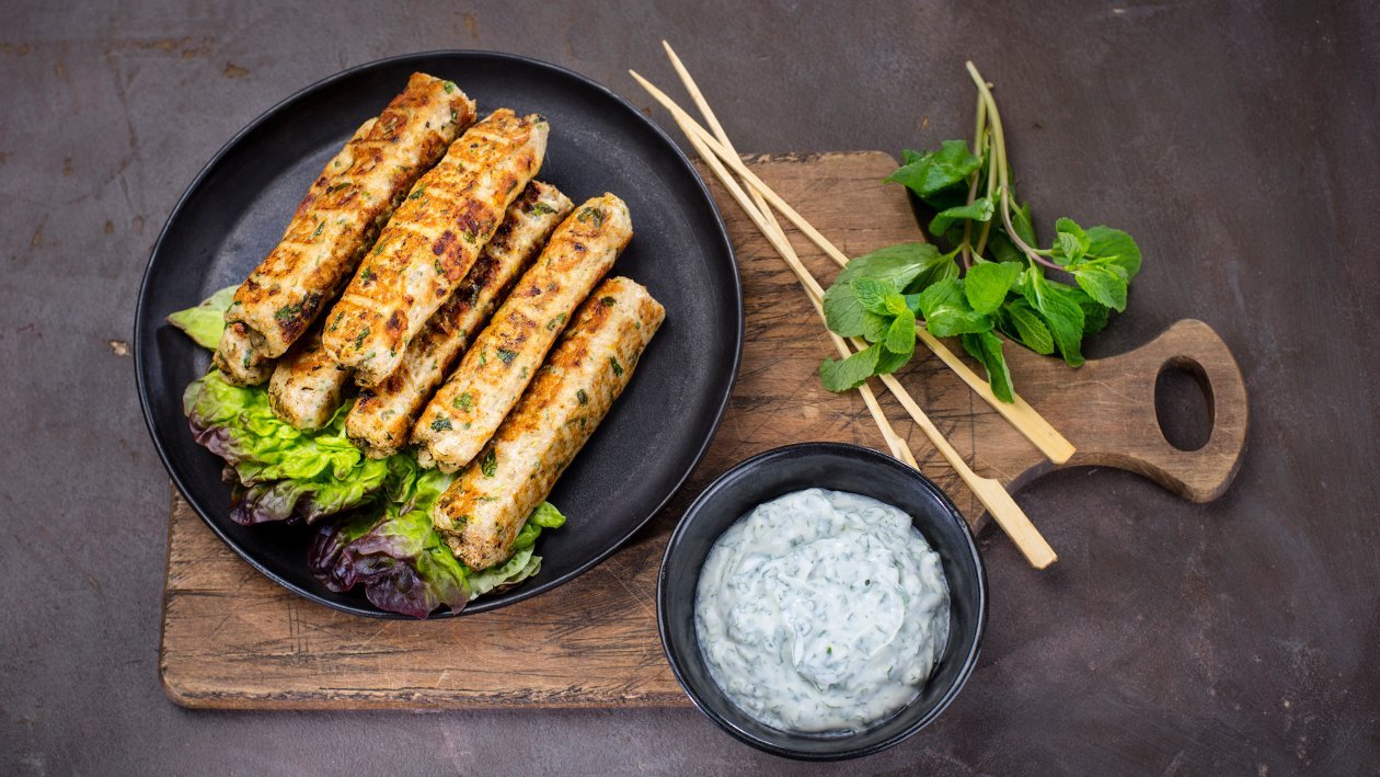 Kebab na špíze s mätovou omáčkou a arabským chlebom Kebab na špíze s mätovou omáčkou a arabským chlebom