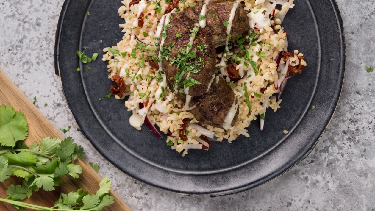 Kofta kebab so šalátom z mladej pšenice Kofta kebab so šalátom z mladej pšenice