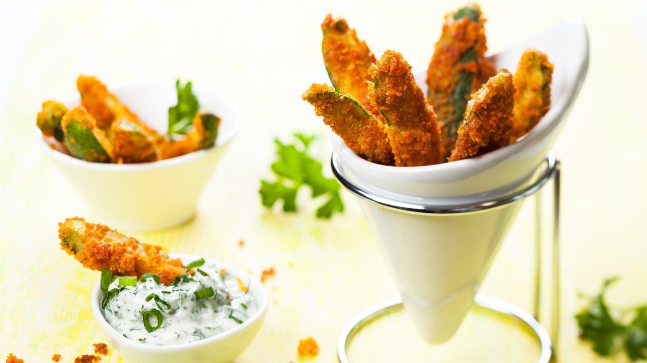 Korenené cuketové hranolky so syrom feta s citrusovo-mätovou omáčkou Korenené cuketové hranolky so syrom feta s citrusovo-mätovou omáčkou