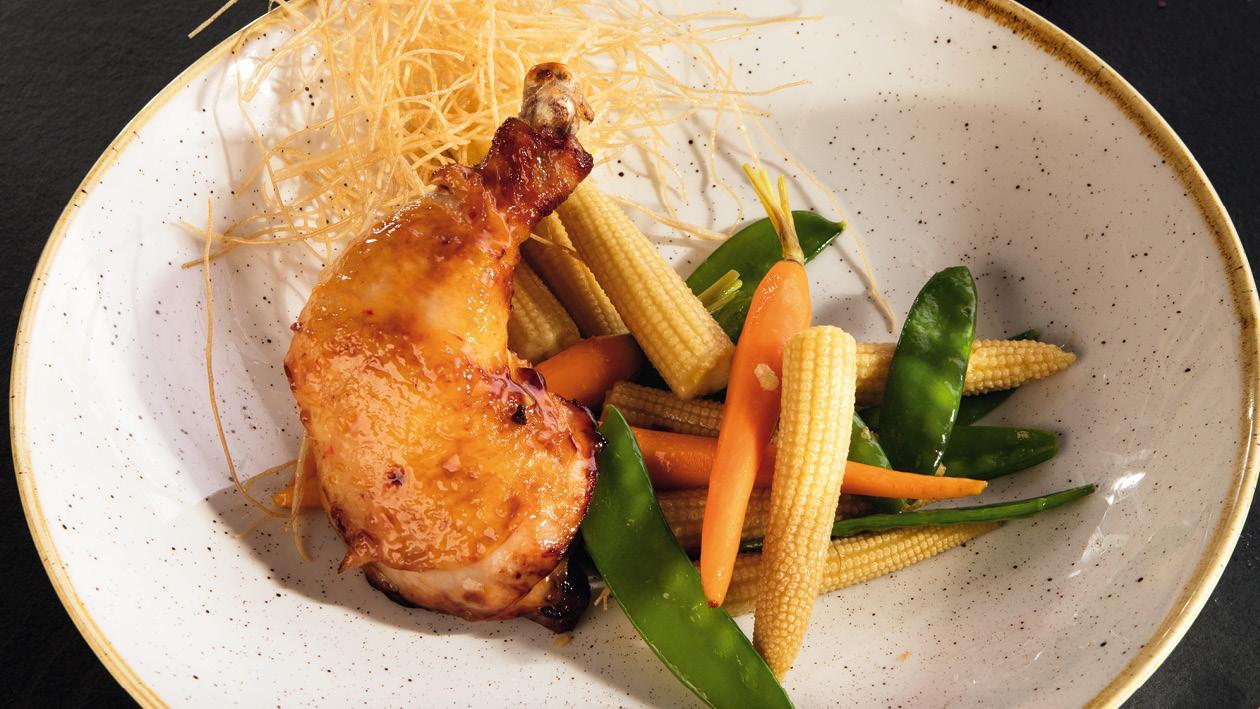 Kuracie paličky marinované v pikantnej sladkej chilli omáčke s palicovou kukuricou Kuracie paličky marinované v pikantnej sladkej chilli omáčke s palicovou kukuricou