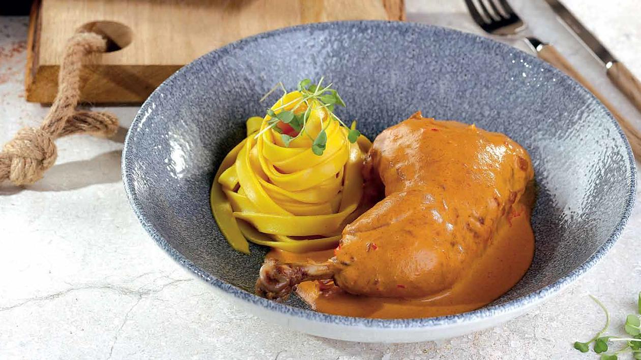 Maďarský guláš z kuraťa s tagliatelle Maďarský guláš z kuraťa s tagliatelle