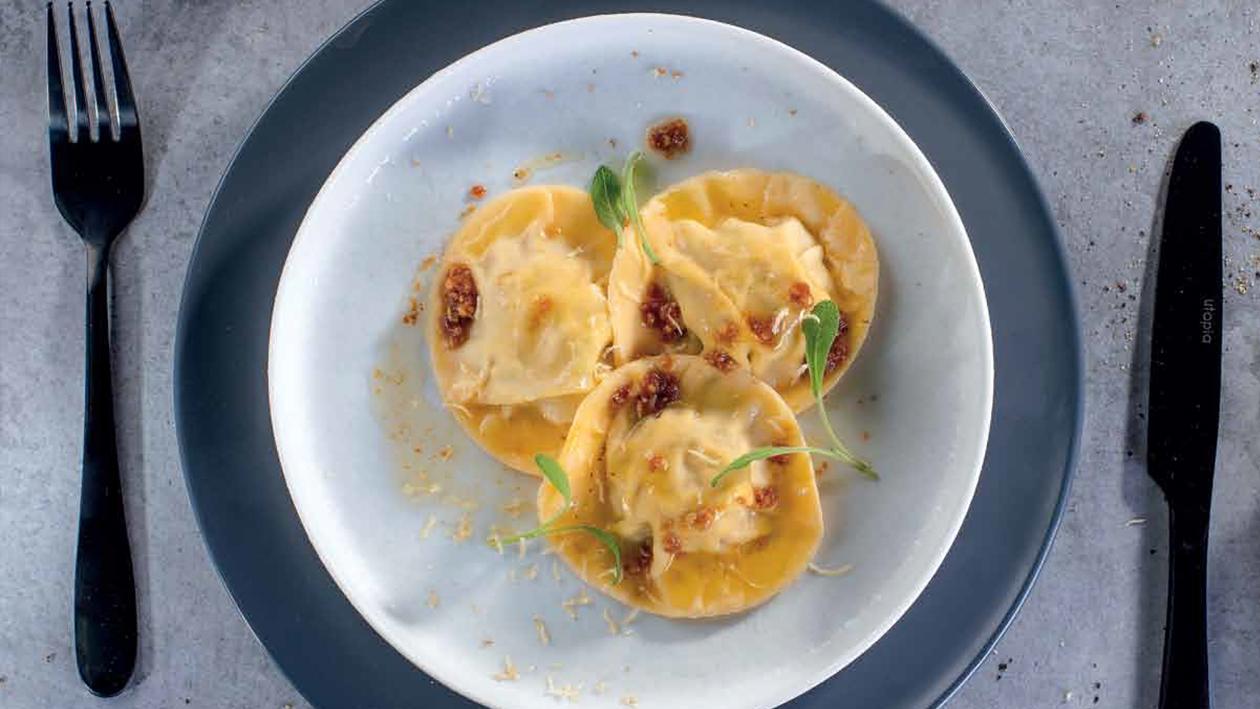 Ravioli s kačicou a maslovou omáčkou s parmezánom a citrónom Ravioli s kačicou a maslovou omáčkou s parmezánom a citrónom