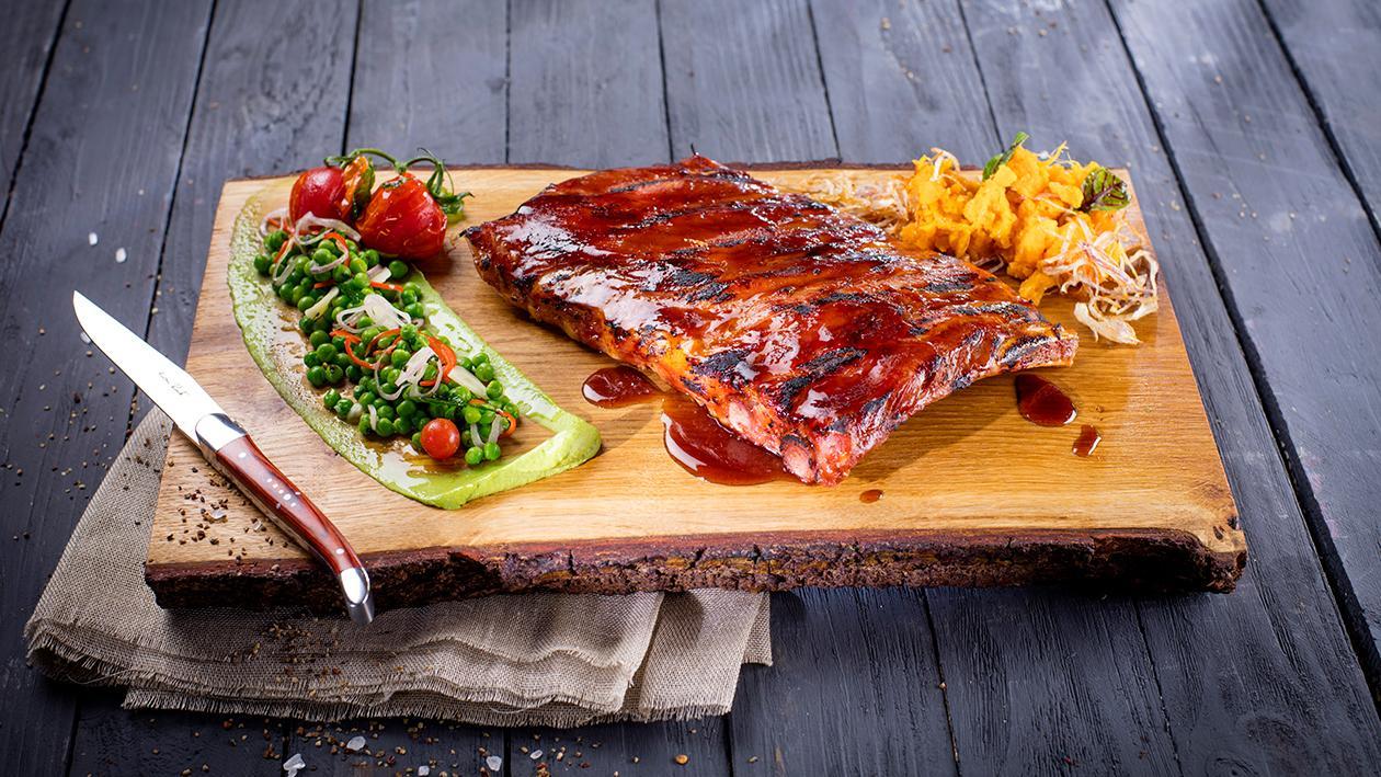 Rebierka BBQ, s medovo-pivnou glazúrou, kaša zo sladkých zemiakov, zelený hrášok Rebierka BBQ, s medovo-pivnou glazúrou, kaša zo sladkých zemiakov, zelený hrášok