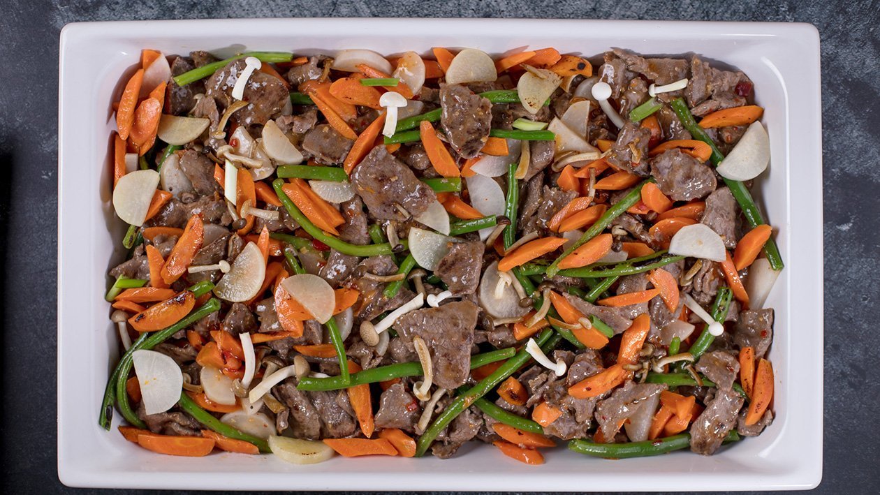 Smažené hovädzie so sladkou chilli omáčkou so zeleninou a ryžou s vajcom Smažené hovädzie so sladkou chilli omáčkou so zeleninou a ryžou s vajcom