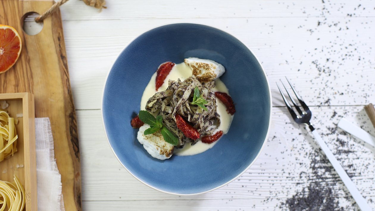 Vtáčie mlieko s makovými tagliatelle s pomarančom a cukrovou penou Vtáčie mlieko s makovými tagliatelle s pomarančom a cukrovou penou