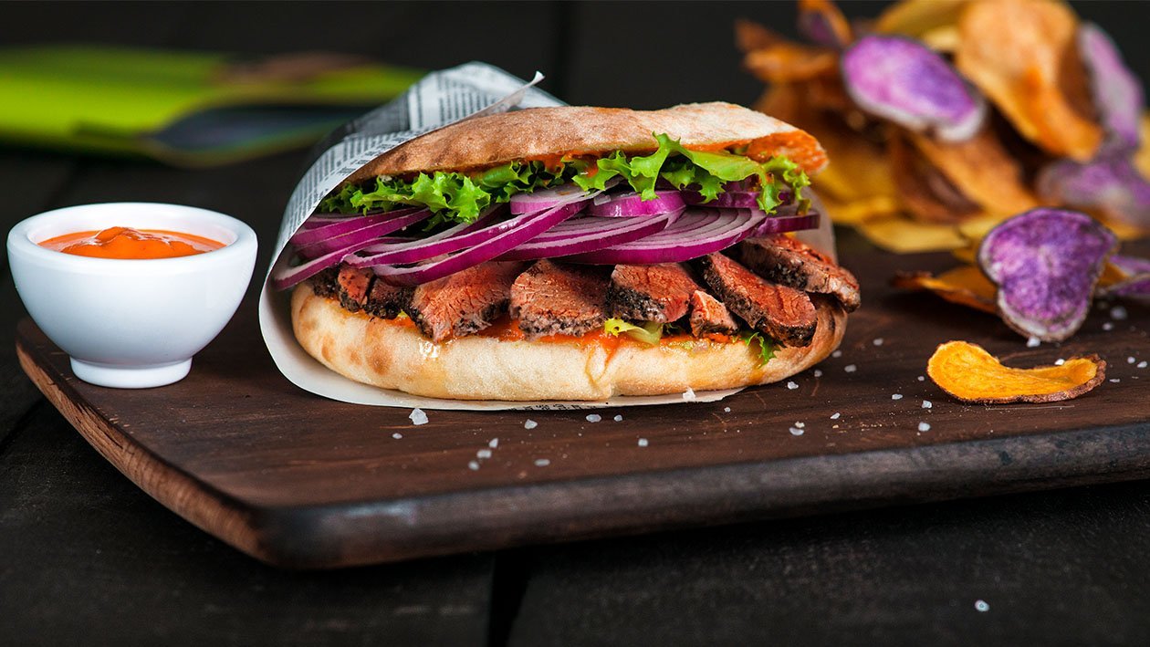 Pastrami v lepinji s kodrolistno solato, papriko in pekočo omako Pastrami v lepinji s kodrolistno solato, papriko in pekočo omako