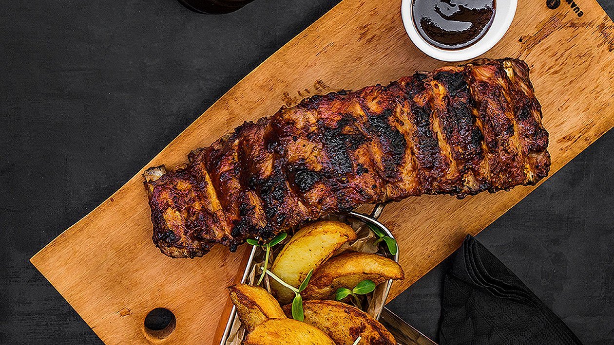 Svinjska rebra z bBQ omako in timijanovim krompirjem Svinjska rebra z bBQ omako in timijanovim krompirjem
