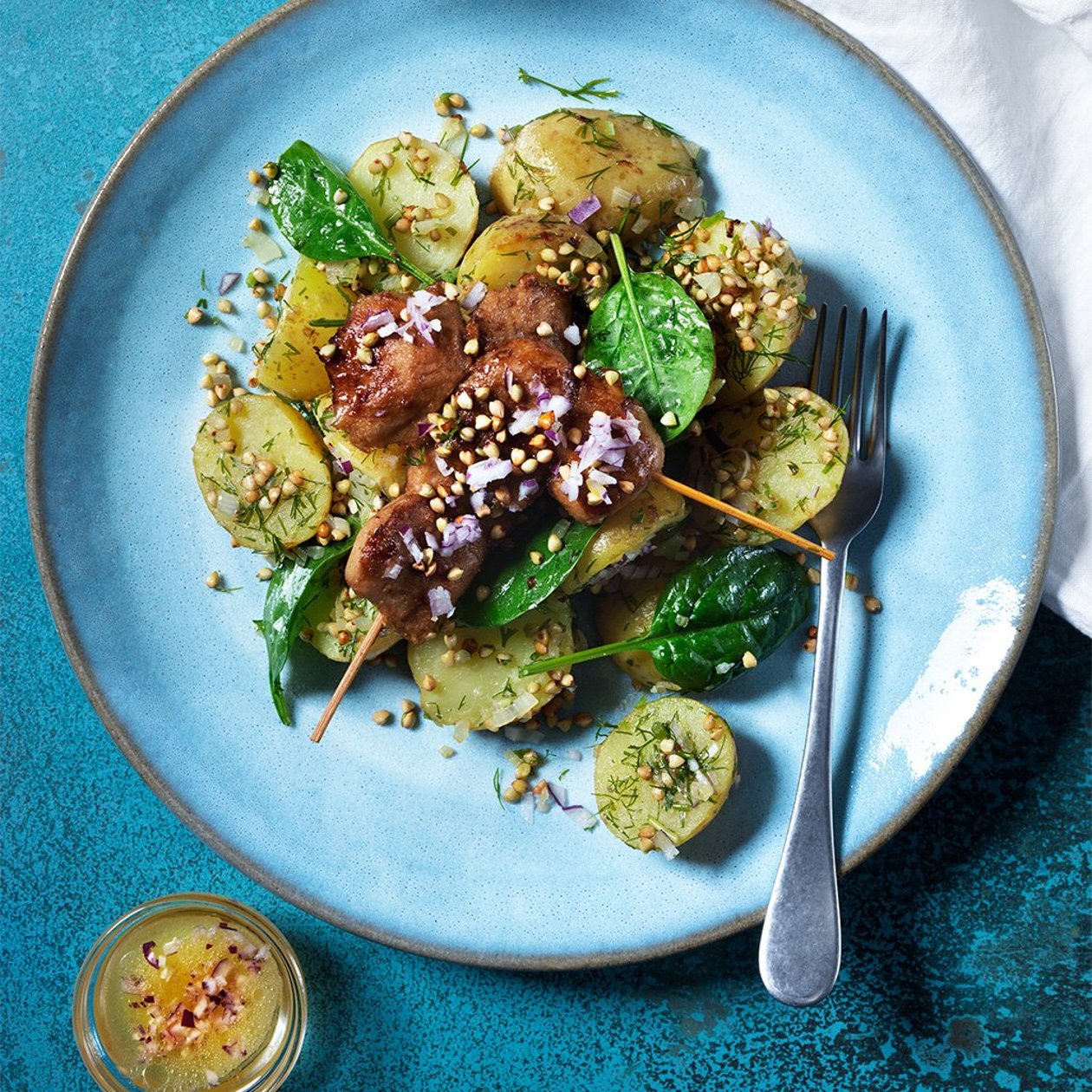 Färskpotatissallad med spenat, rostat bovete och citronvinaigrette Färskpotatissallad med spenat, rostat bovete och citronvinaigrette