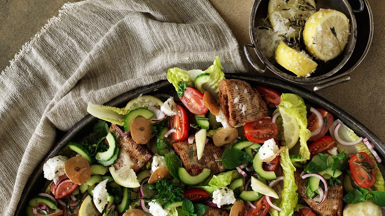 Fatoush - Krispig sallad med sprödbakat pitabröd och inlagd citron Fatoush - Krispig sallad med sprödbakat pitabröd och inlagd citron
